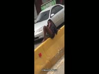 Drogada se masturbando na estrada movimentada